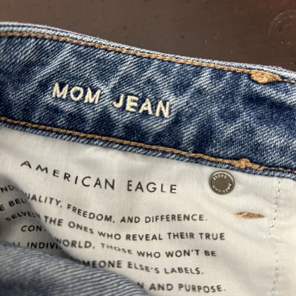 American Eagle Mom Jeans Comfort Stretch Waistband Distressed Women’s Size 2 Reg - Picture 9 of 10